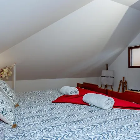 Lovelystay - Flats In Vrsa Historical Center